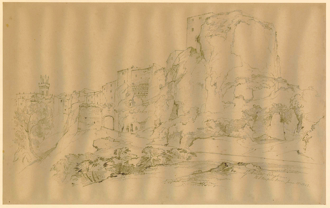 S. Ainsley. Vista di Pitigliano; strada in primo piano che parte da destra, passa sotto una scogliera verso una porta, fiancheggiata da una torre, da cui il terreno scende bruscamente in una gola a sinistra, oltre la quale si trova la città con una torre a sinistra, e una fila di case che si estende fino alla porta e sovrasta la scogliera alla sua destra. 1843. Grafite, su carta grigia. © The Trustees of the British Museum CC BY-NC-SA 4.0