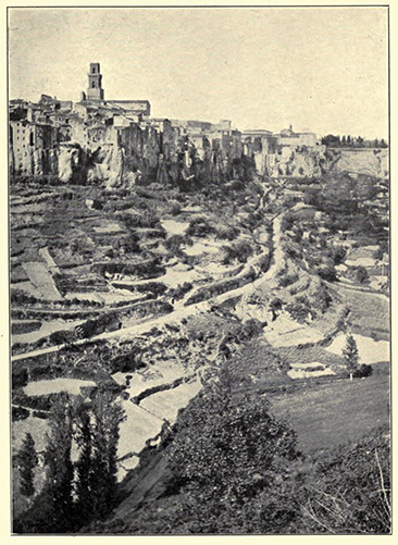 Pitigliano, in una fotografia del 1918, scattata da M.O. Hooker, figlia dell'autrice.