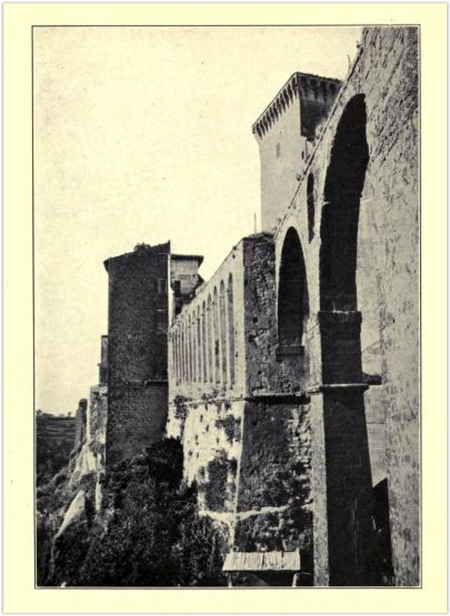 Pitigliano, in una fotografia del 1918, scattata da M.O. Hooker, figlia dell'autrice.