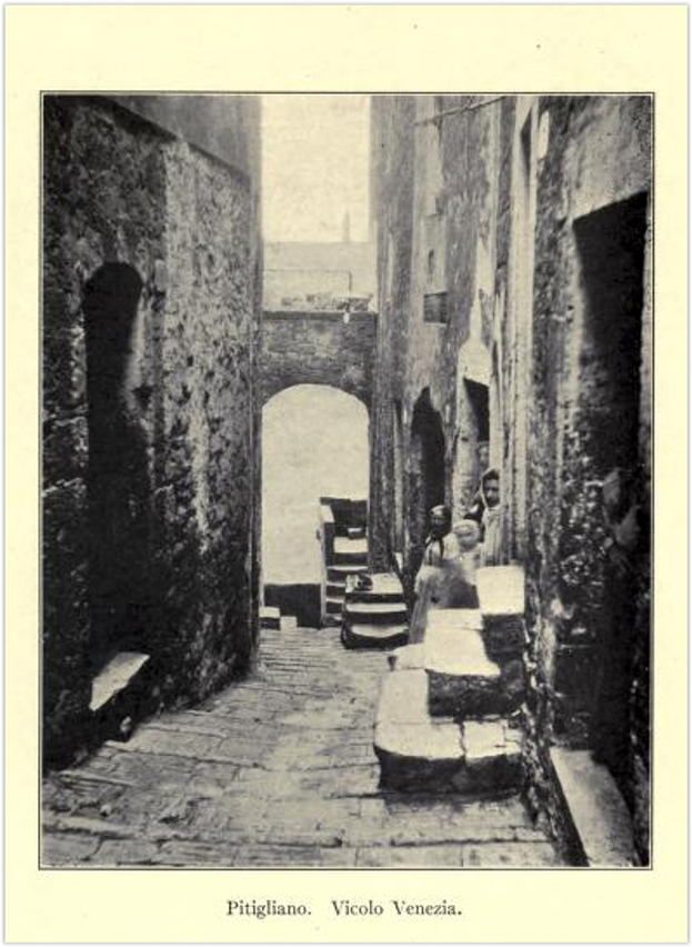 Vicolo Venezia di Pitigliano, in una fotografia del 1918, scattata da M.O. Hooker, figlia dell'autrice.
