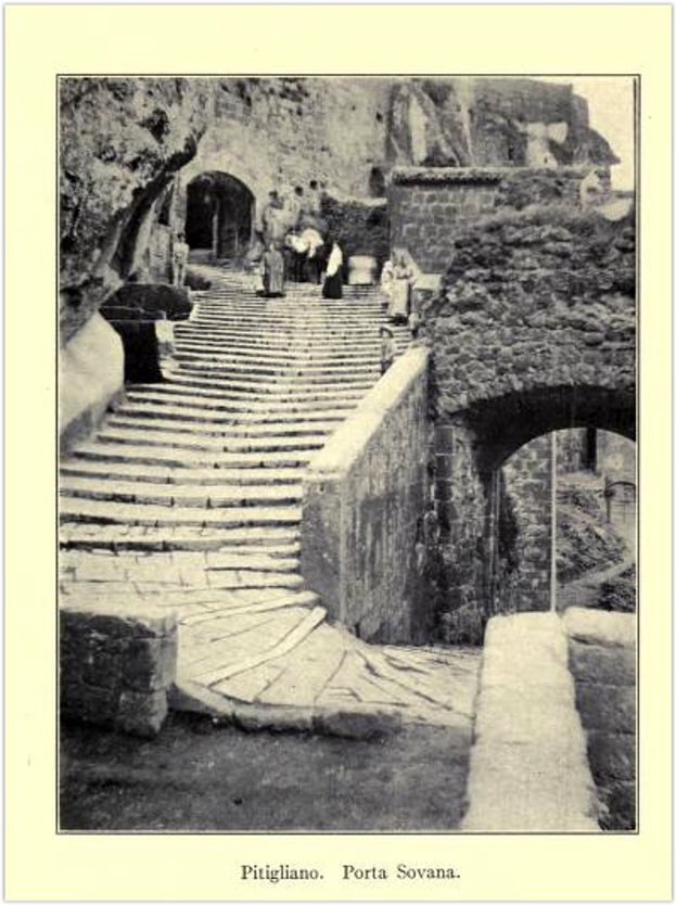 Porta Sovana di Pitigliano, in una fotografia del 1918, scattata da M.O. Hooker, figlia dell'autrice.