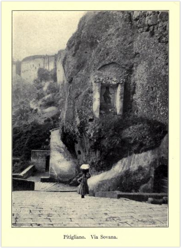 Via Sovana di Pitigliano, in una fotografia del 1918, scattata da M.O. Hooker, figlia dell'autrice.