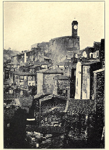 Veduta di Sorano, in una fotografia del 1918, scattata da M.O. Hooker, figlia dell'autrice.