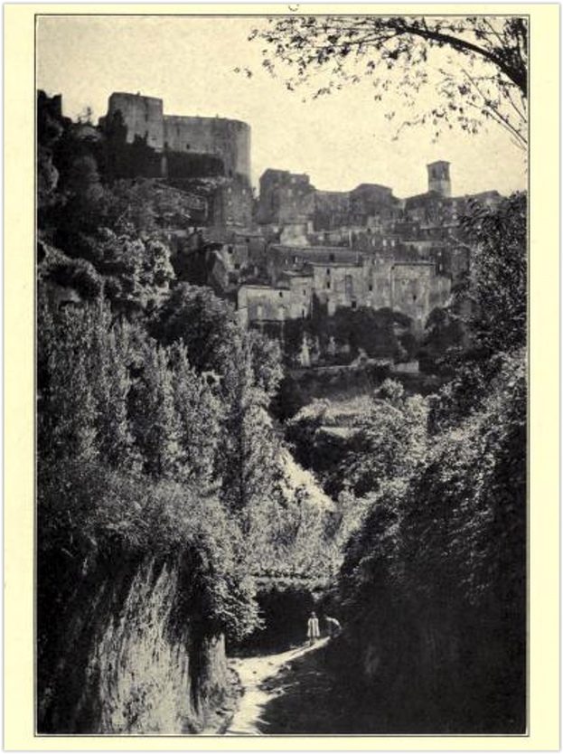 Sorano visto dalla Lente, in una fotografia del 1918, scattata da M.O. Hooker, figlia dell'autrice.