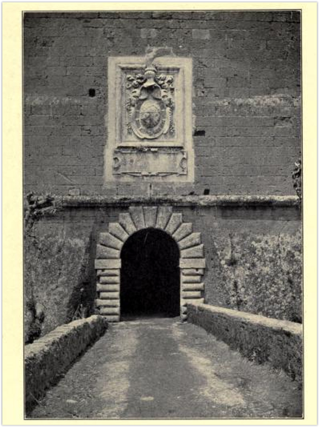 Fortezza Orsini di Sorano, in una fotografia del 1918, scattata da M.O. Hooker, figlia dell'autrice.